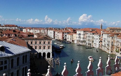 Venezia dall’acqua: tour in barca lungo il Canal Grande